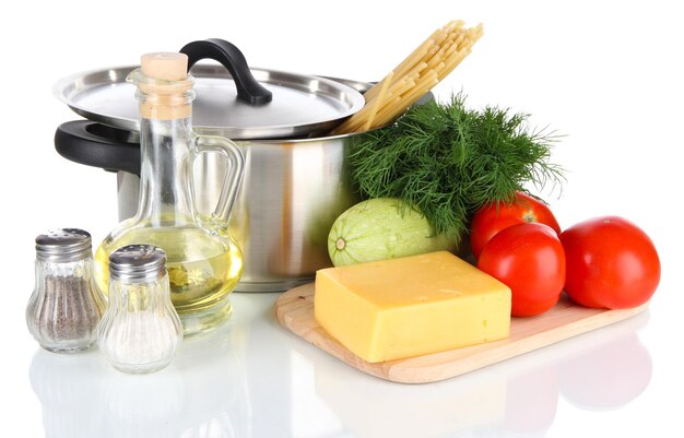 Kuchnia z garnkami i świeżymi składnikami